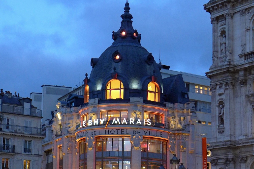 Le BHV Marais from the Place de l'Hôtel de Ville