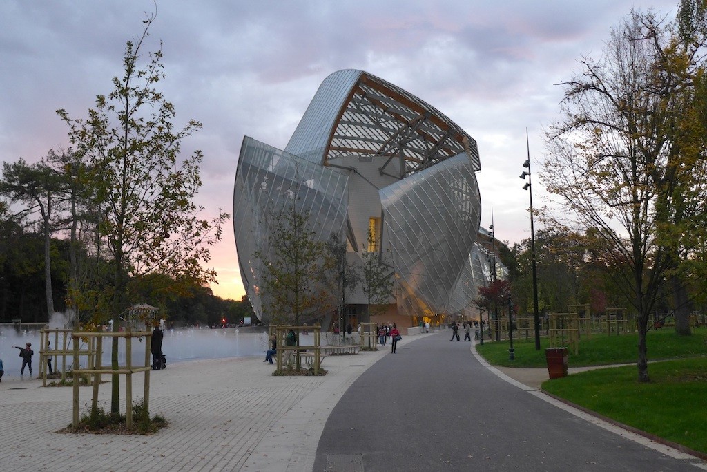 The Fondation Louis Vuitton emerging from the trees