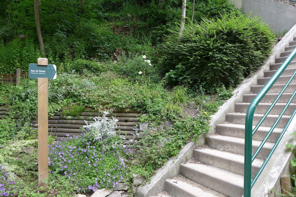 La Coulee Verte - Way out on the rue de Picpus up the stairs