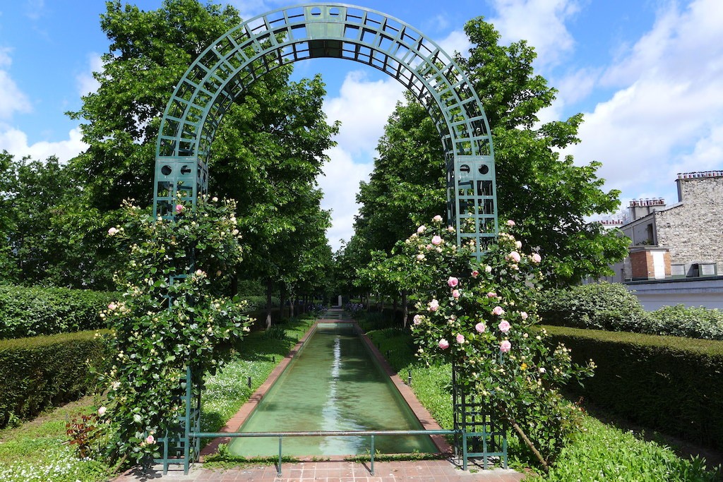 Promenade Plantee - Paris - Flowers and pool