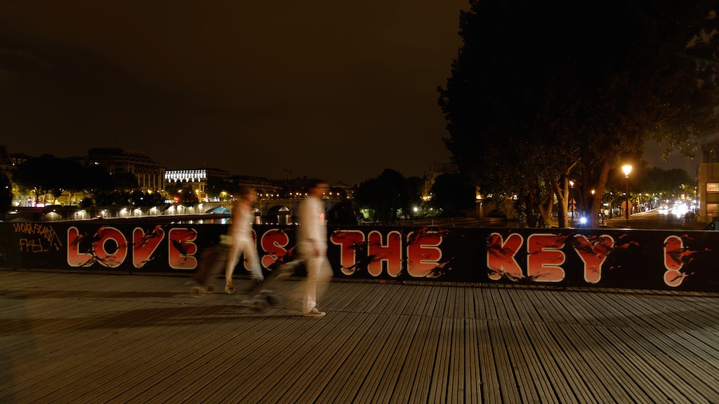 Pont des Arts - Paris - Getting home after the Diner en blanc