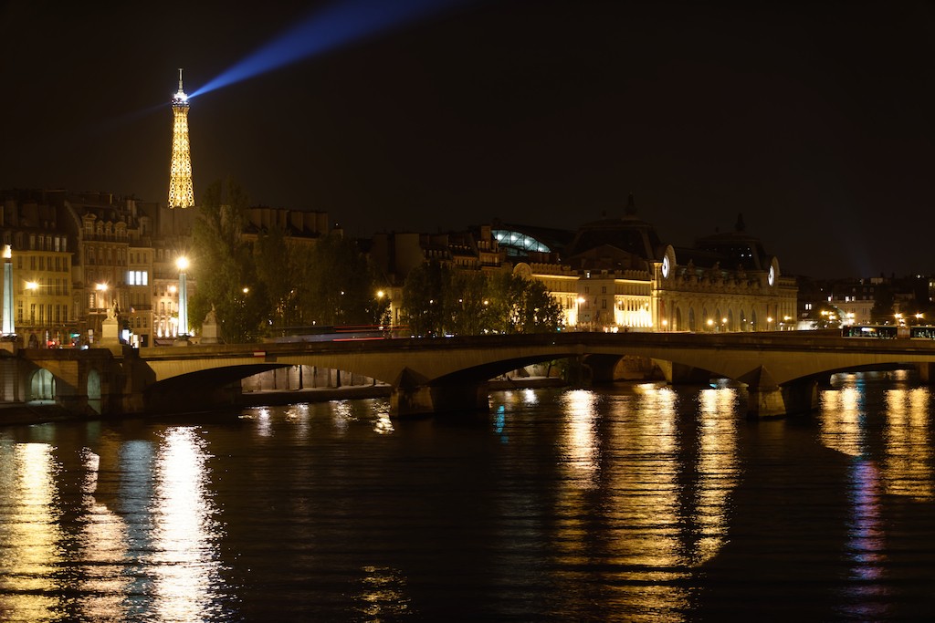 Pont des arts-Paris-zoom on the Eiffel Tower and Orsay Museum