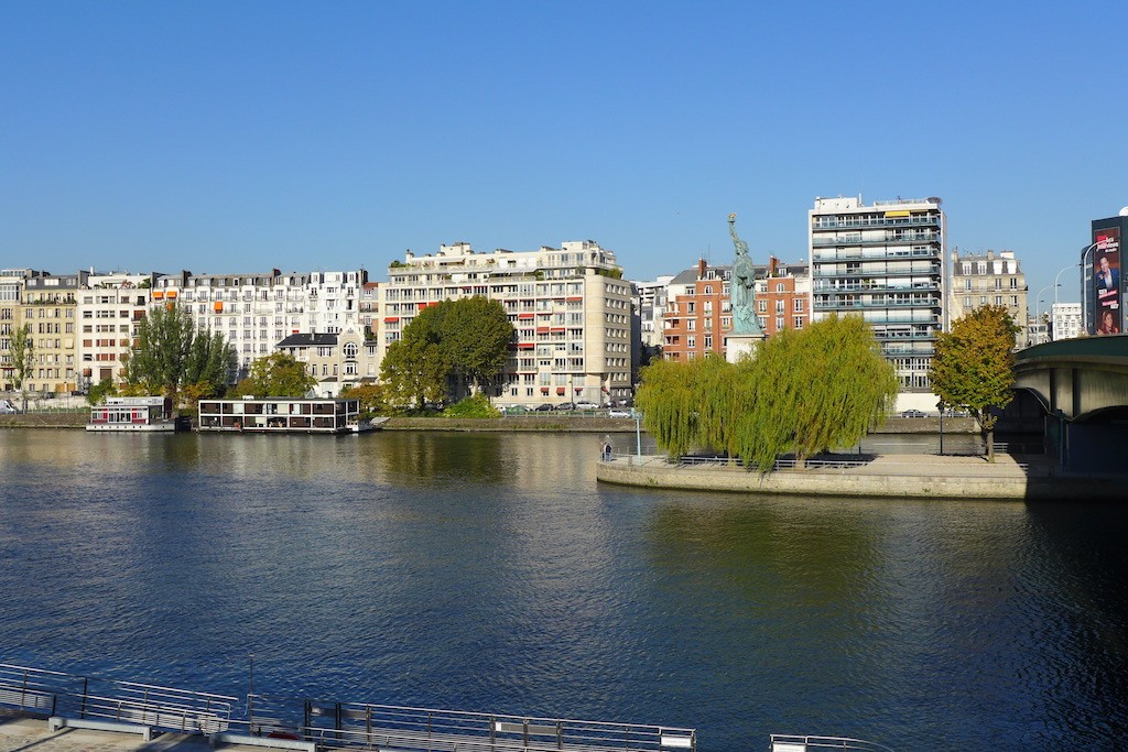 Beaugrenelle Paris-The Seine river nearby