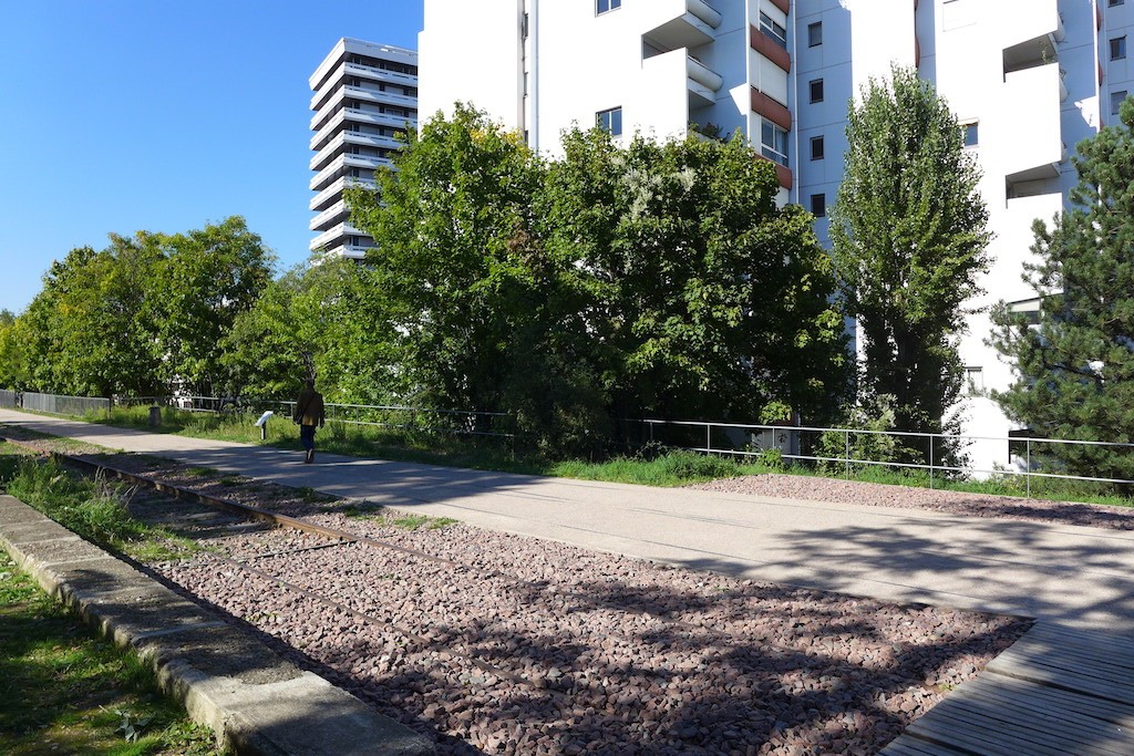 Petite Ceinture du 15eme-Paris-View on buildings