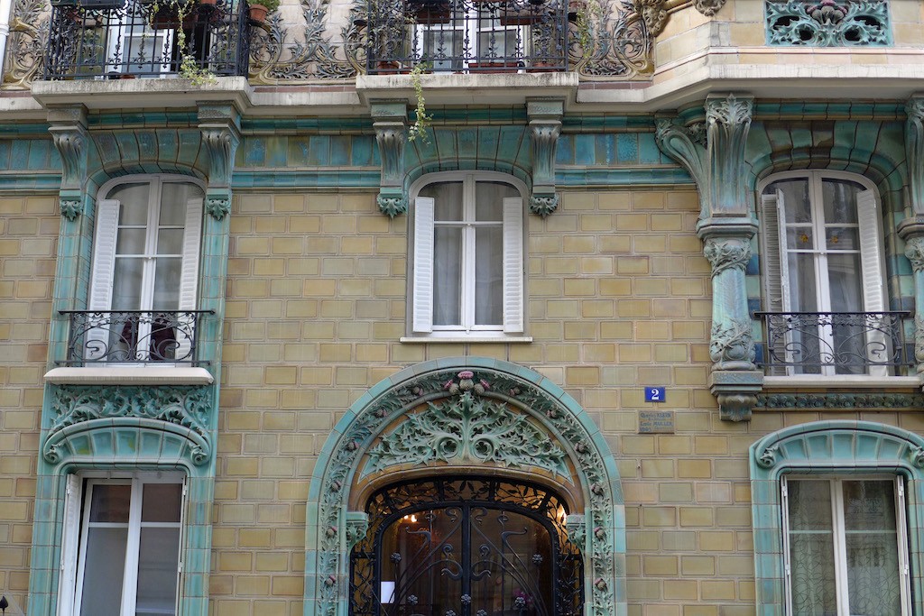 Exploring Passy-Paris-building art nouveau