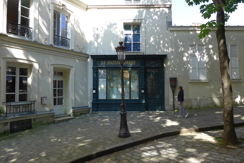 Montmartre-Le Bateau lavoir- place Emile Goudeau