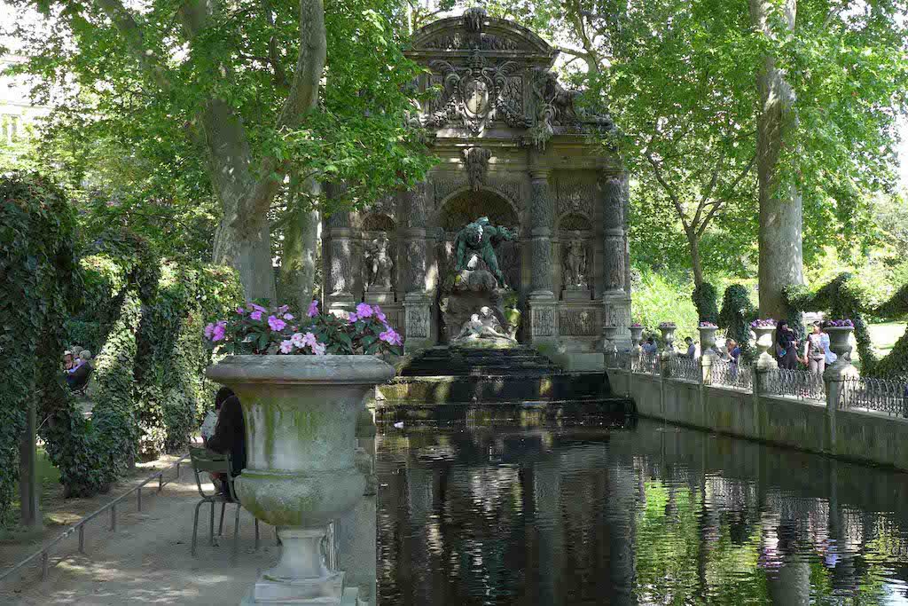 Fountains Paris-fontaine medicis-02
