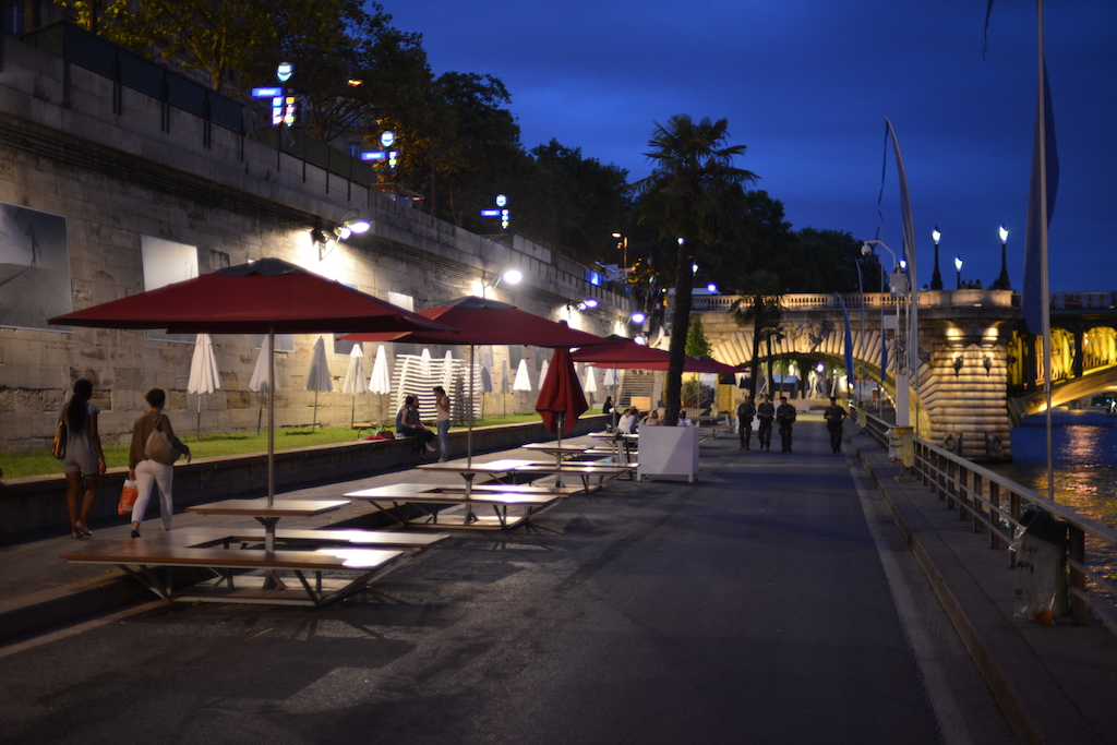 Late walkers on Paris Plages