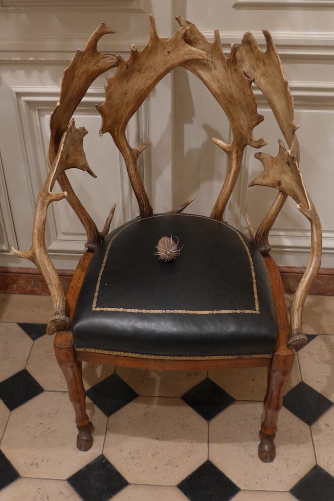 Musee de la chasse et de la nature-Do not sit