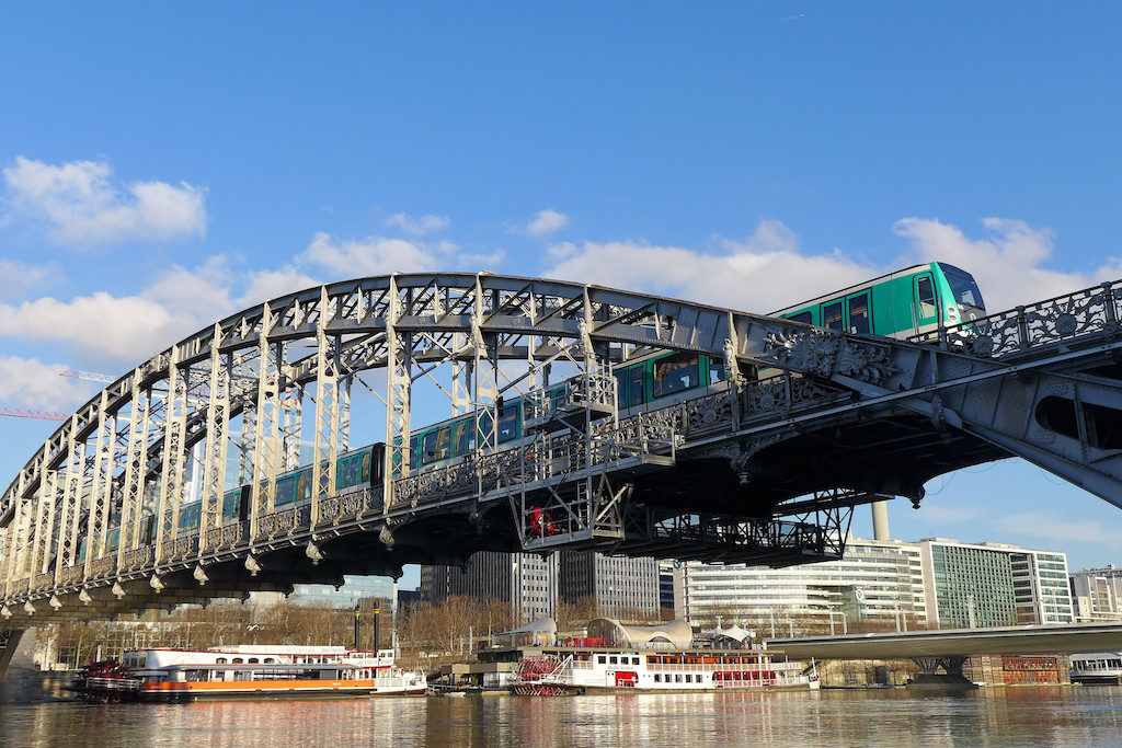 The Metro crosses the Seine on the Viaduc d'Austerlitz